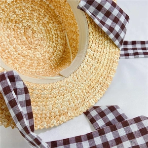 Chapeau de soleil en paille à sommet plat avec ruban à carreaux et mentonnière