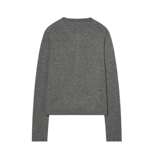 Vue détaillée du dos d'un pull en maille gris foncé avec poignets et ourlet côtelés