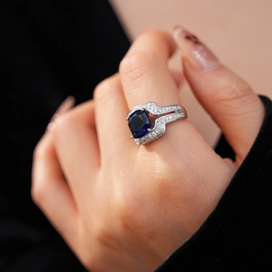 Vue macro d'une bague en zircon bleu carré avec anneau argenté et pavage étincelant