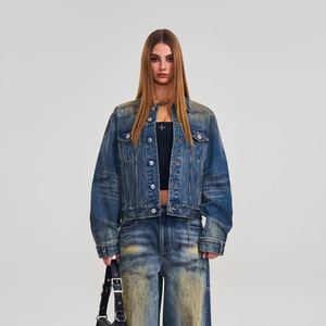 Dettaglio della giacca e dei pantaloni in denim slim fit con lavaggio vintage e texture