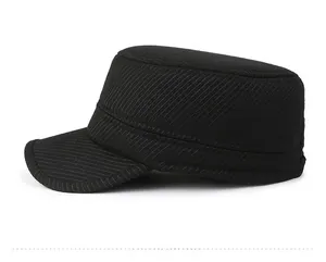 Detailansicht der schwarzen Armycap aus Wollstoff mit silbernem SPORT Metallemblem
