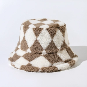 Dettaglio ravvicinato del cappello a secchiello a scacchi in lana di agnello morbida