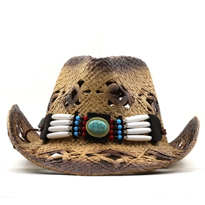 Détail d'un chapeau de cowboy tressé avec perles ethniques, turquoise et trous d'aération