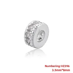 Détail macro de la perle argentée VZ396 avec zircons, largeur 3,5 mm et longueur 8 mm