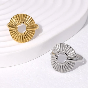 Anelli minimalisti in acciaio inossidabile pieghettato oro 18K e argento su sfondo bianco