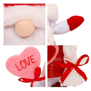 Dettagli macro di uno gnomo di San Valentino con cappello, cuore e barba intrecciata
