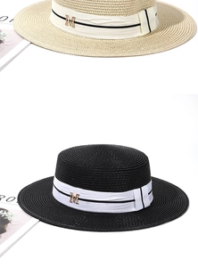 Détails du tissage de chapeaux canotiers avec rubans blancs et breloque dorée M