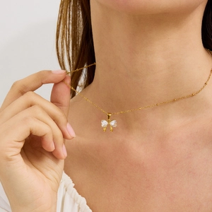 Élégant collier à nœud plaqué or 18k avec pendentif en zircon sur un mannequin