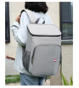 Vue arrière d'un grand sac à dos isotherme gris porté par un mannequin avec poches filet