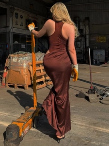 Détail d'une robe longue en satin marron avec dos nu et fentes sur les côtés