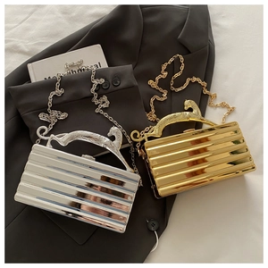 Detailansicht der Acryl-Clutch mit Eisriss-Muster und Metallgriff in Leopardenform