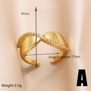 Dettaglio dell'anello incrociato dorato con zirconi e diametro interno di 17 mm indicato