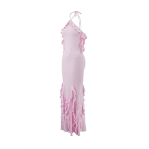 Détail des volants superposés et de l'ourlet en queue de poisson de la robe rose