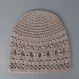 Gorro de lino beige tejido a mano con diseño calado en un dulce estilo Mori chic
