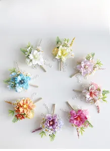 Vue de dessus de boutonnières de lys en huit couleurs avec manche en jute de mariage