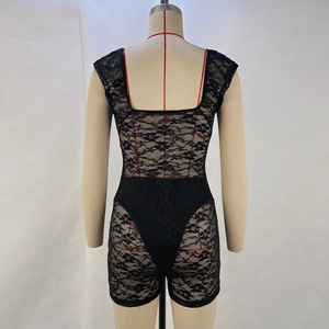 Vue arrière détaillée d'un body en dentelle noire avec broderie complexe sur un mannequin