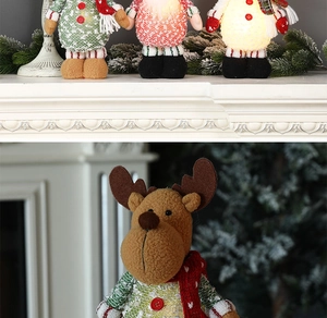 Detail von leuchtenden Rentier- und Schneemann-Plüschpuppen auf dem Kaminsims