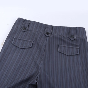 Détail de poche arrière et passants boutonnés sur ce pantalon évasé à rayures vintage