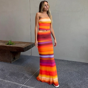 Détail de l'ensemble haut bustier et jupe longue avec dégradé coucher de soleil orange et violet