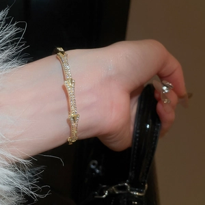 Détail macro du bracelet bambou plaqué or 18k avec incrustations de zircons blancs