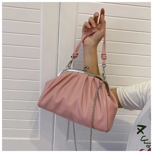 Sac nuage rose plissé avec fermoir à baiser argenté et bandoulière en chaîne métal