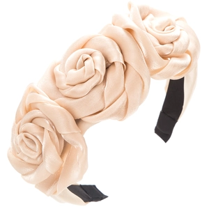 Vue détaillée du serre-tête fait main avec roses en satin champagne et texture soyeuse