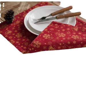 Chemin de table de Noël rouge avec motifs flocons dorés et cloches festives