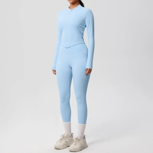 Détail du legging de yoga bleu clair à taille haute montrant la poche et le tissu extensible