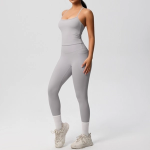Détail de l'ensemble de yoga gris clair avec débardeur et legging taille haute à poche latérale
