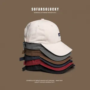 Pile de six casquettes de baseball en coton de couleur unie avec étiquette tissée