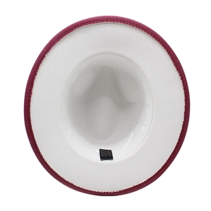 Detail view of the 65% cotton and 35% polyester blend inner lining and washing label