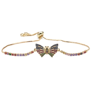 Verstellbares goldenes Kupferarmband mit einem farbenfrohen Zirkonia-Schmetterling