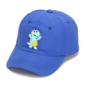 Detailansicht der blauen Kinder-Baseballkappe mit einem 3D-Cartoon-Dinosaurier-Aufnäher