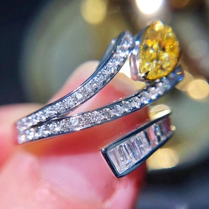 Bague bypass multi-rangs raffinée avec pierre jaune poire et accents de diamants mixtes