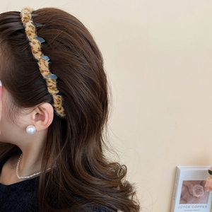 Detail von flokkiertem Leoparden-Haarreif mit Zähnen und elegantem Perlen-Schmuckset