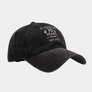 Détail de la casquette noire en coton avec imprimé 70 ans et visière classique incurvée