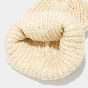 Gorro de punto grueso para mujer en beige con textura de canalé vertical para invierno