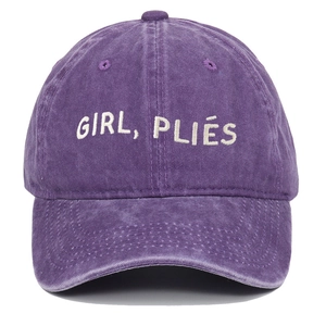 Détail de la broderie GIRL PLIÉS sur une casquette en coton violet délavé