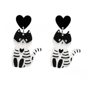 Détail des boucles d'oreilles chat en acrylique avec clou cœur noir et rayures