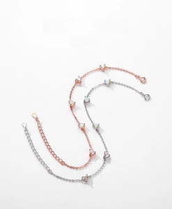 Vue macro détaillée des bracelets en argent sterling S925 avec pierres d'opale en cœur