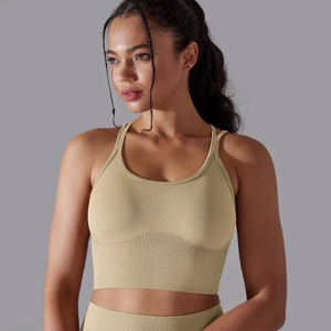 Détails de la bande côtelée élastique sur le soutien-gorge de yoga beige sans couture