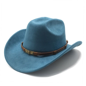 Dettaglio cappello da cowboy celeste con fascia intrecciata e teschio in bronzo vintage