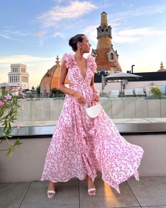 Détails de la robe longue fleurie avec décolleté en V plongeant et mousseline rose
