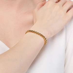 Gros plan du bracelet à maillons dorés et perles carrées avec placage en or 18 carats