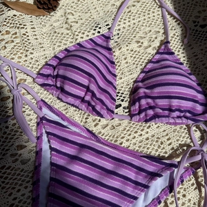 Dettaglio macro del bikini a righe viola in morbido tessuto spugna con texture
