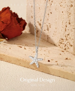 Détail du collier étoile de mer en argent S925 avec perles serties sur fond de pierre