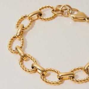 Detailed view of 18K gold stainless steel chain bracelet with mixed twist and smooth rings