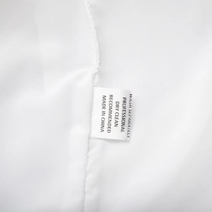 Détail de l'étiquette d'entretien de la robe en coton avec conseils de lavage