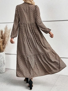Elegant long-sleeved floral maxi dress with bohemian print and pleated back design
