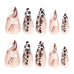 Faux ongles amande courts avec motif léopard et fleurs blanches sur fond blanc